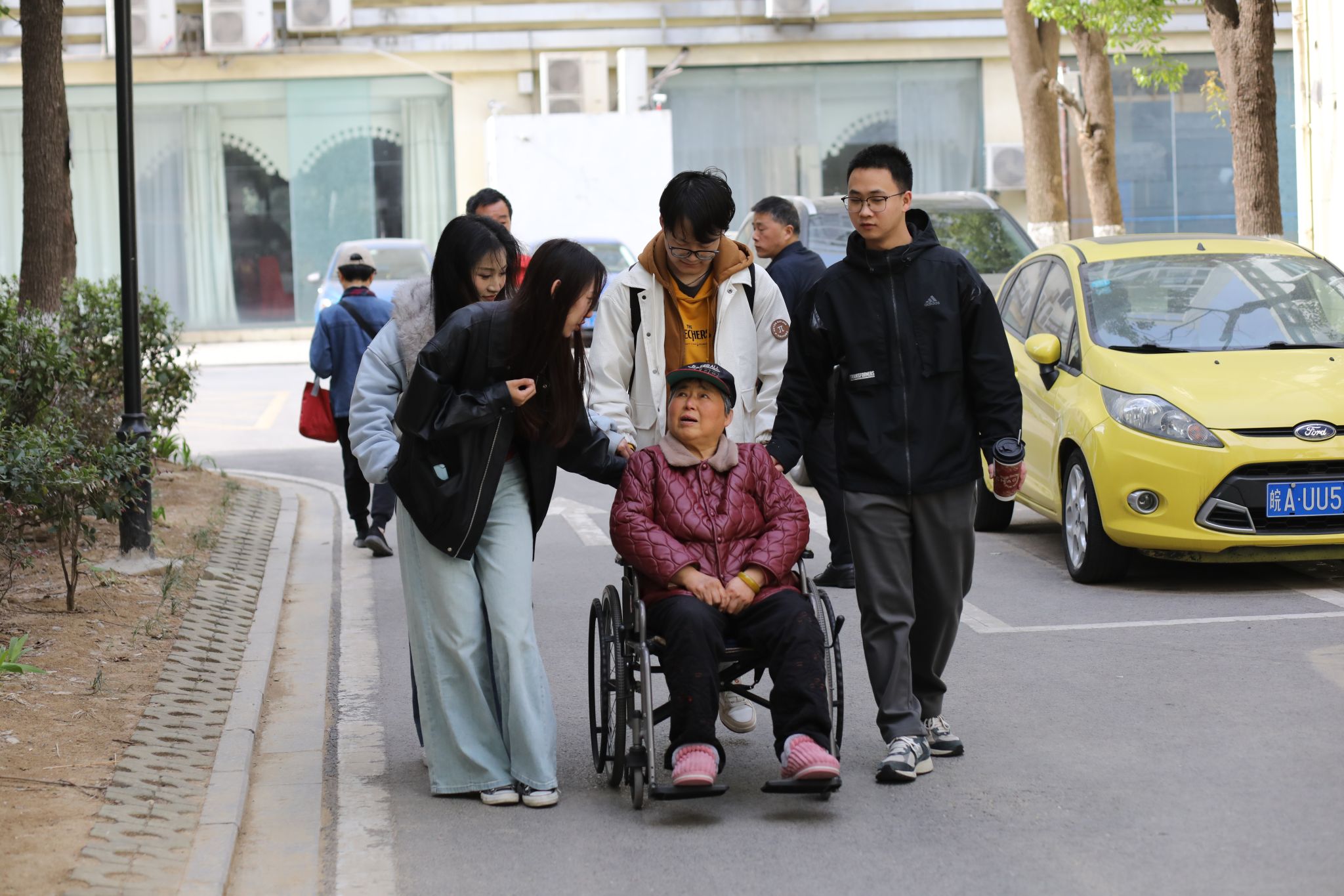 志愿者陪老人散步