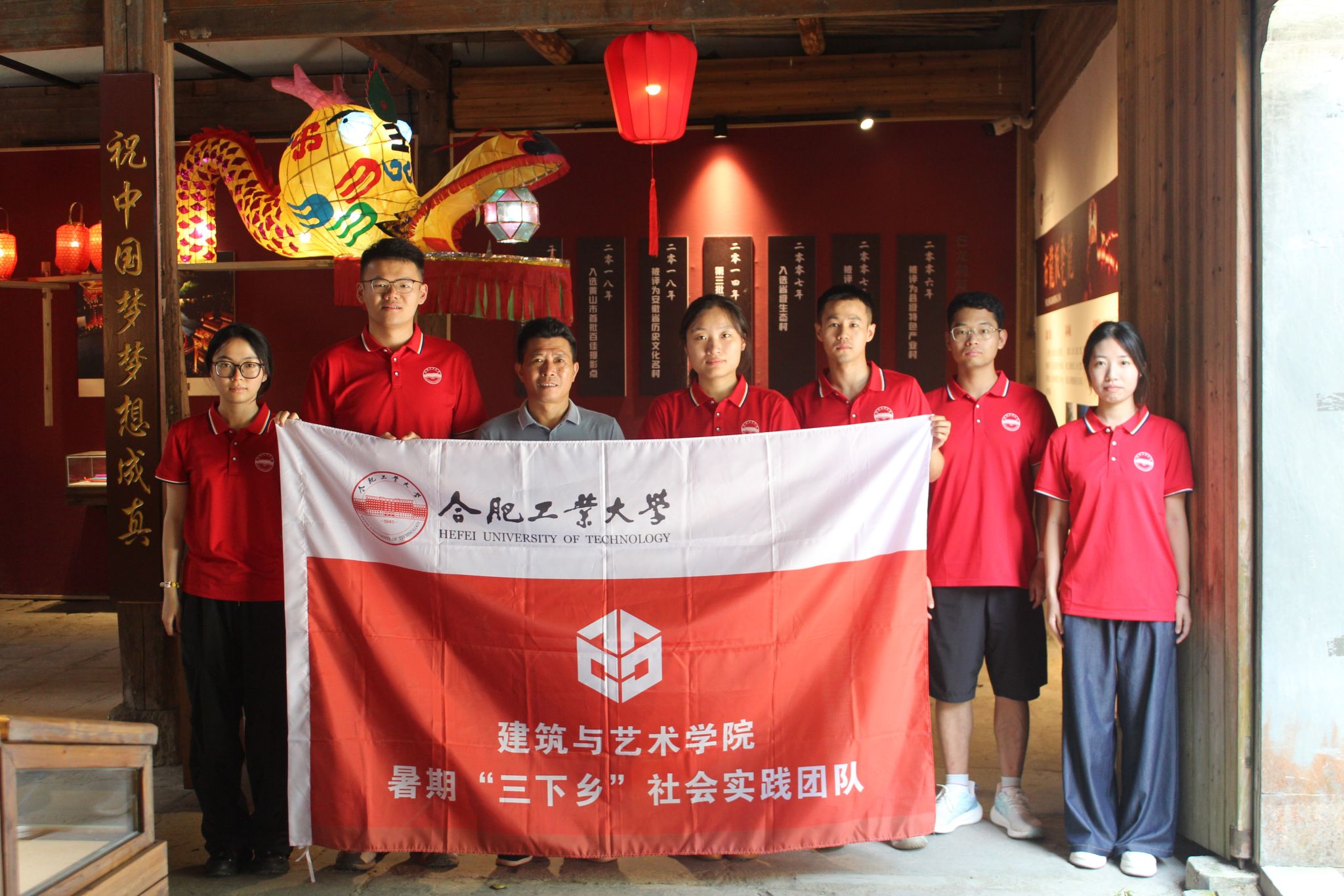 实践团队与国家级非遗传承人张光武合影